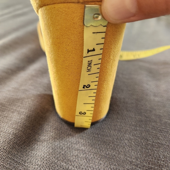 Mustard color stylish pumps - Picture 16 of 16